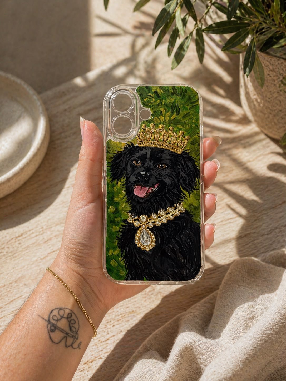 Dama de Ébano: Entre jardines esmeralda y joyas doradas, Lady Onyx reina con elegancia, carácter y una mirada imposible de ignorar.