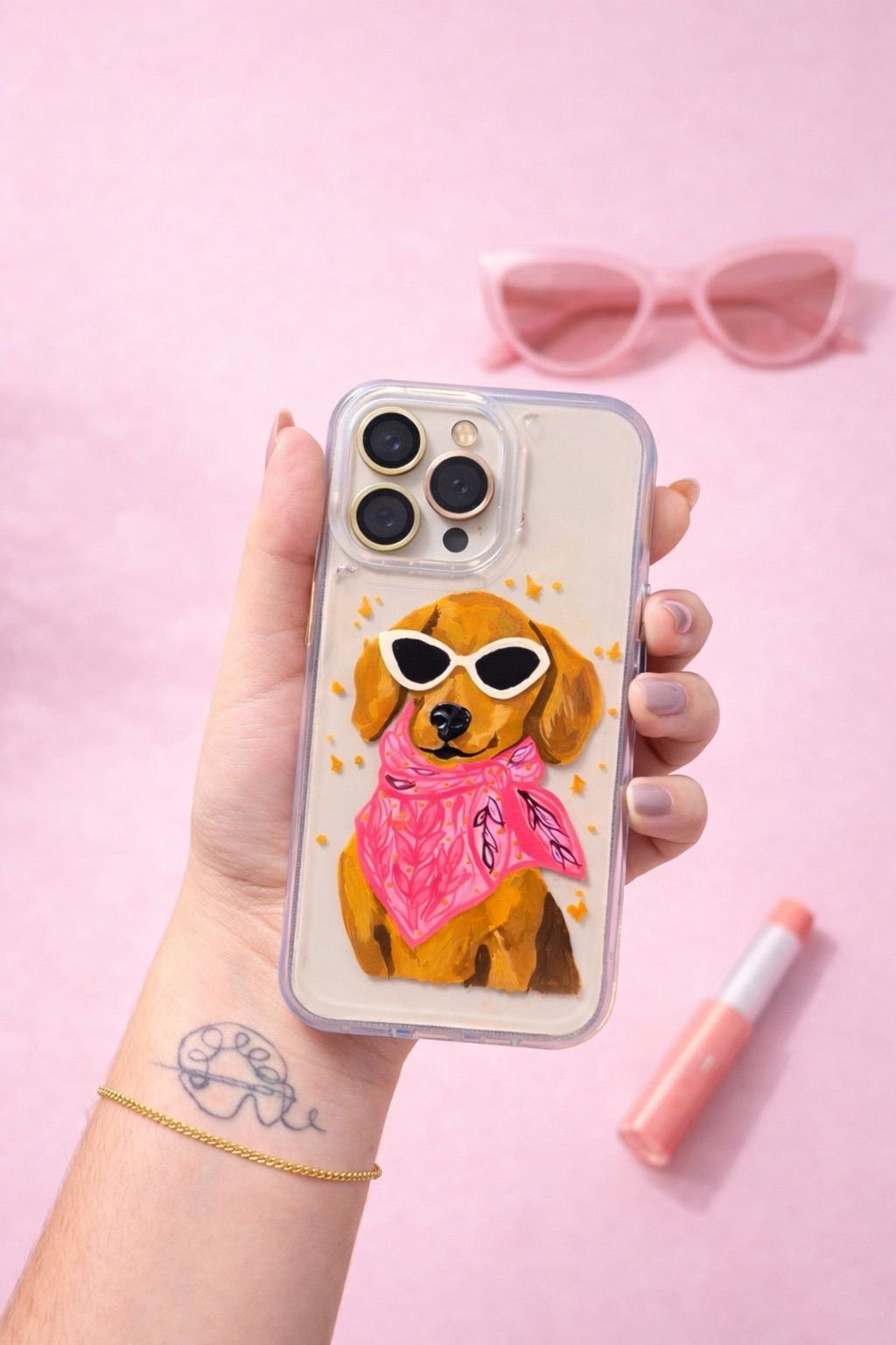 La diva del verano: Una pequeña diva, un pañuelo rosa y cero intenciones de pasar desapercibida.