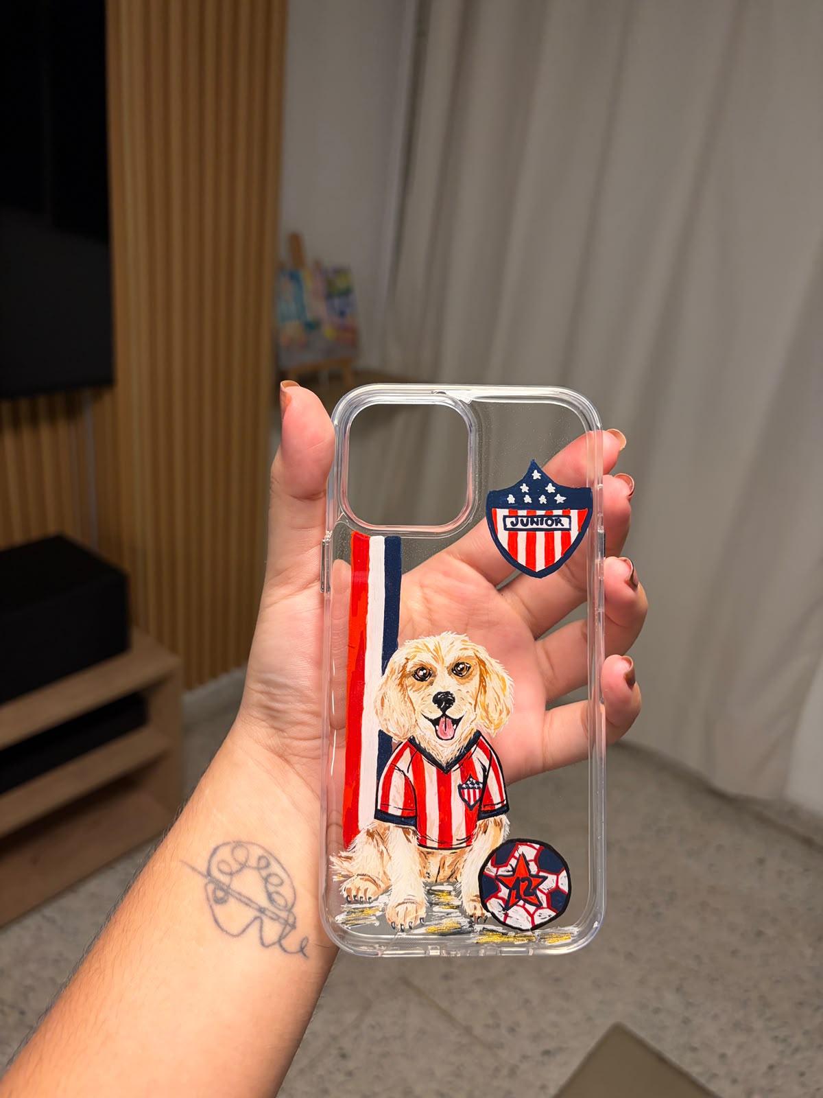 El 12 Rojiblanco: Entre colores rojiblancos y sueños de gol, El Cachorro Tiburón alienta con alegría, lealtad y una pasión que se lleva hasta en las patitas.n.